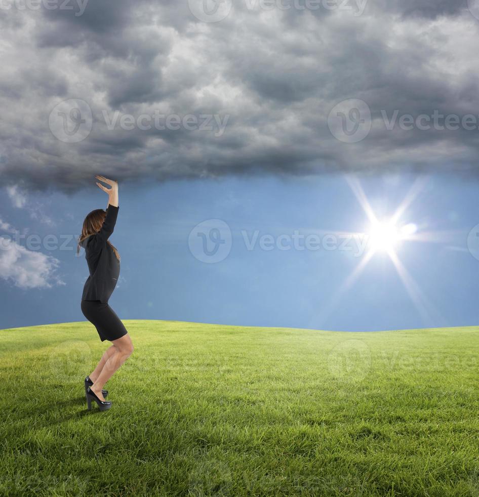 negocio mujer tratar a mantener el verano en lugar de malo clima condiciones foto