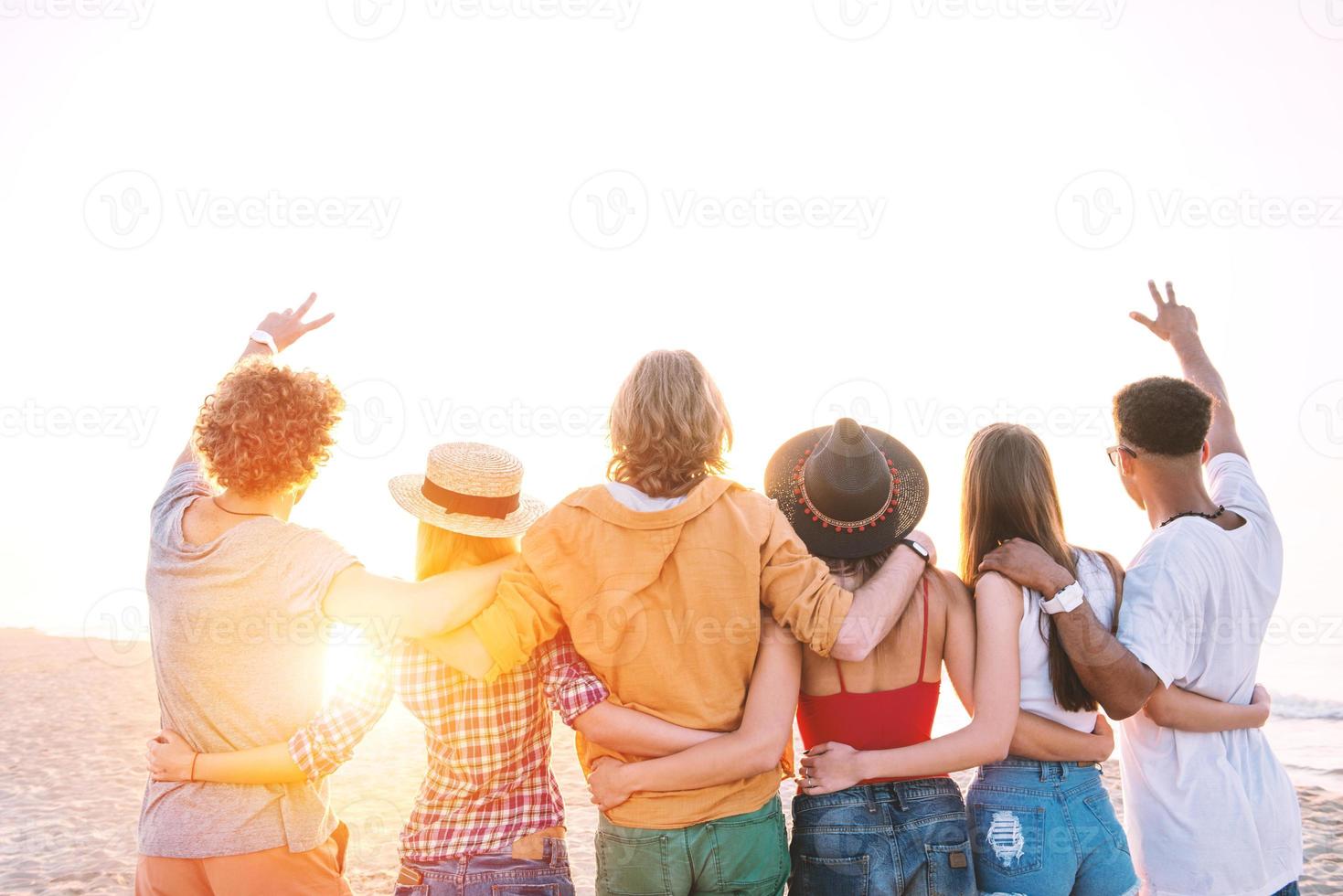 grupo de contento amigos teniendo divertido a Oceano playa foto