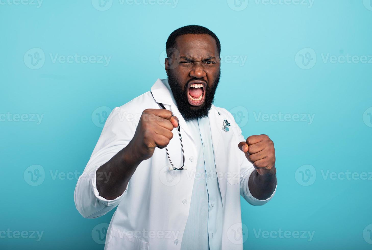 valiente médico lucha en contra covid-19 coronavirus. azul antecedentes foto