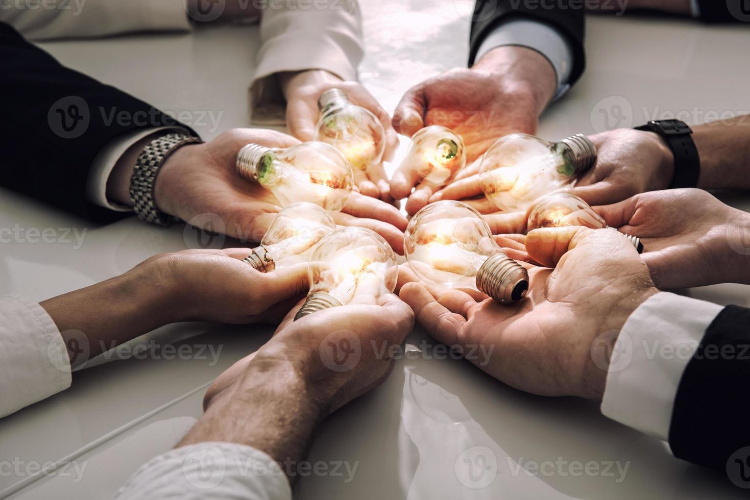 trabajo en equipo y lluvia de ideas concepto con empresarios ese compartir un idea con un lámpara. concepto de puesta en marcha foto