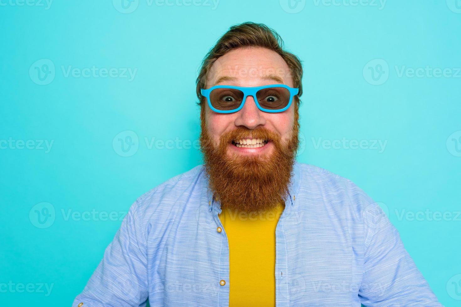 hombre con barba y Gafas de sol es muy contento foto