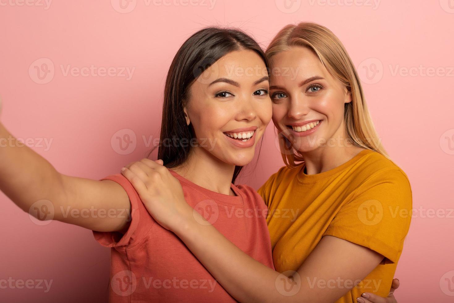 amigos hacer un selfie con teléfono inteligente alegre y felicidad expresión. foto