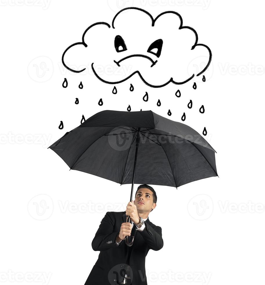 empresario con paraguas y un enojado nube con lluvia. concepto de crisis y financiero nubes. aislado en blanco antecedentes foto
