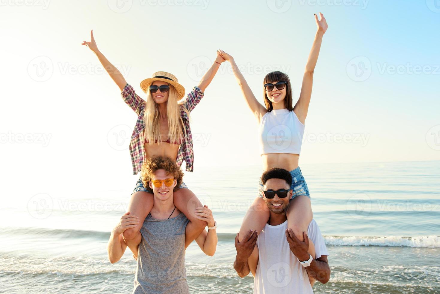 contento sonriente parejas jugando a el playa foto