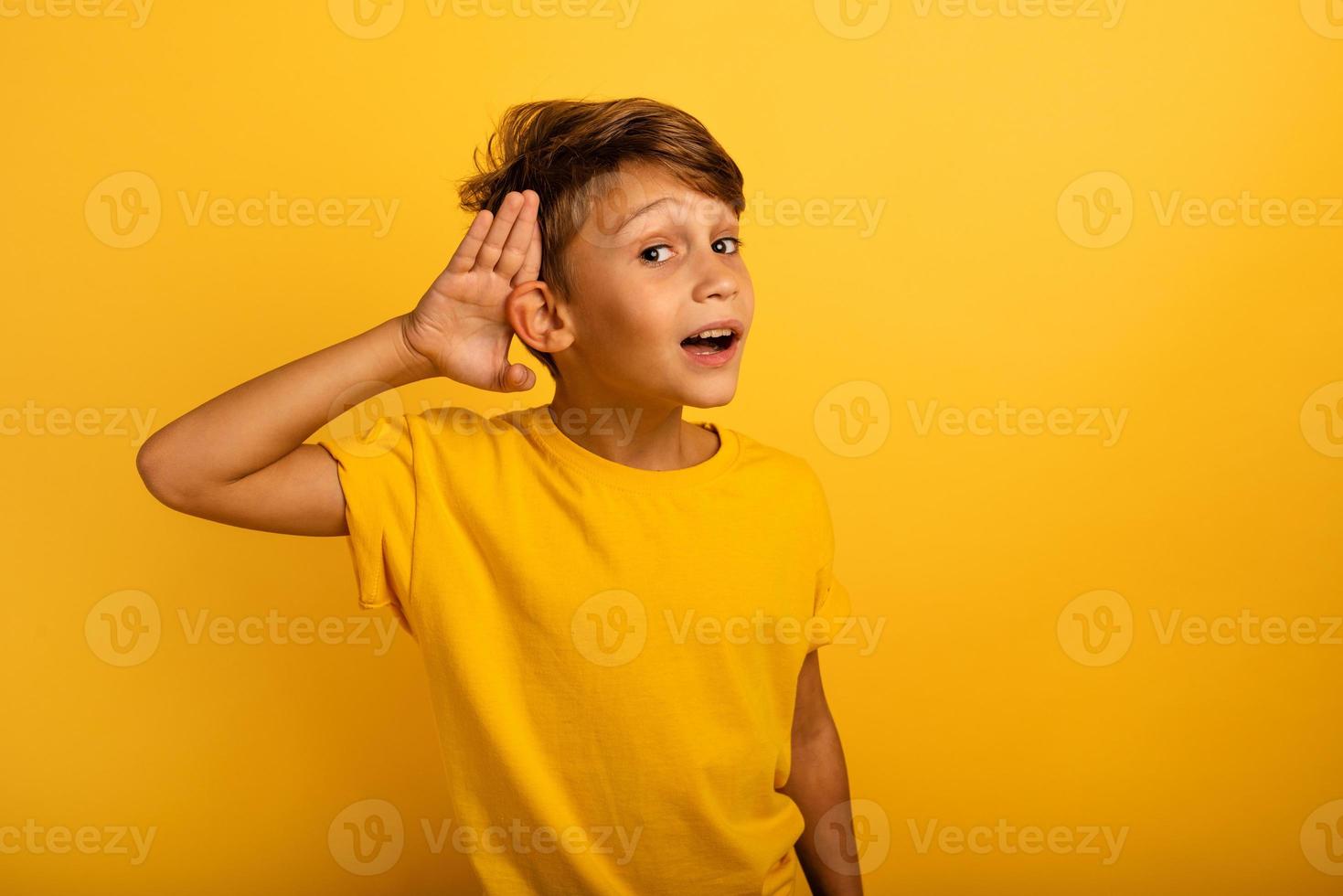 niño oye un secreto aviso. concepto de curiosidad y chisme. asombrado expresión foto