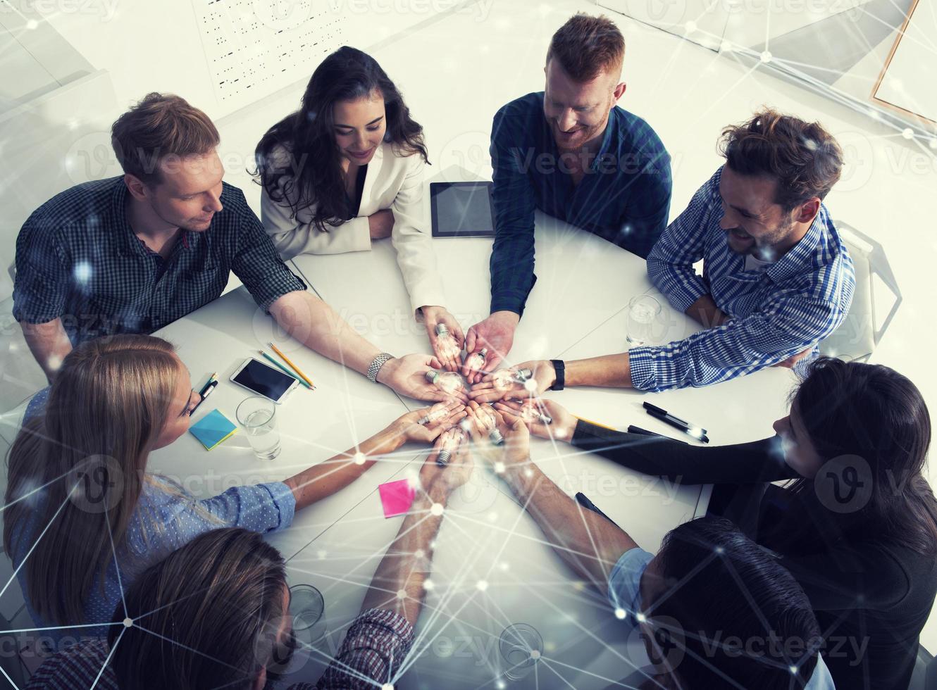 trabajo en equipo y lluvia de ideas concepto con empresarios ese compartir un idea con un lámpara. concepto de puesta en marcha foto