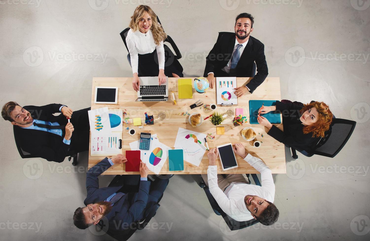 equipo de empresarios trabajo juntos en oficina. concepto de trabajo en equipo y camaradería foto