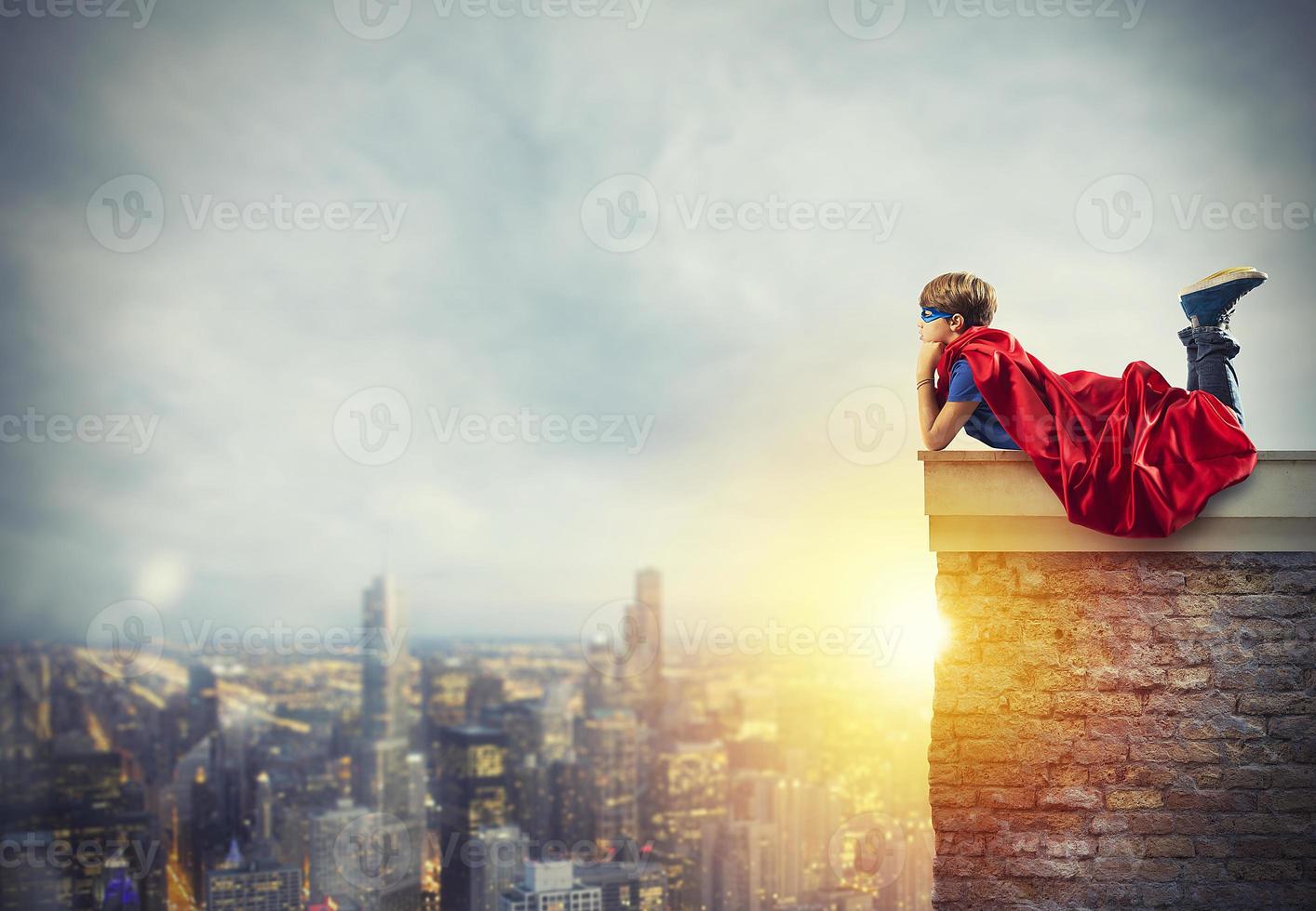 superhéroe niño sentado en un pared ese Sueños foto