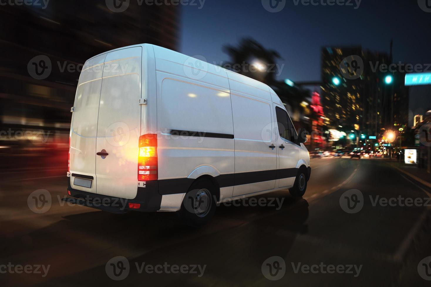 rápido camioneta en un ciudad la carretera entregando a noche. 3d representación foto