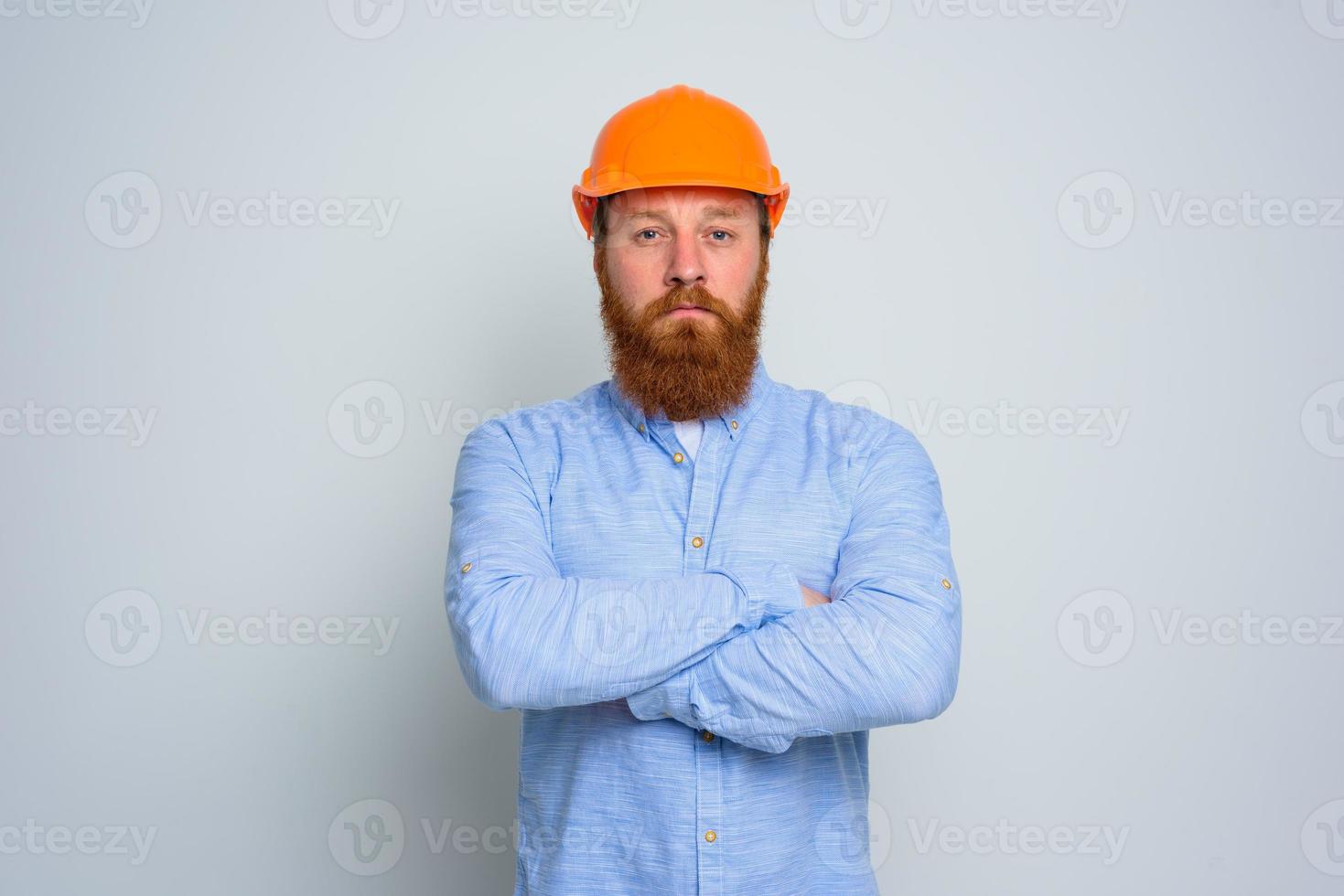 aislado confidente arquitecto con barba y naranja casco foto