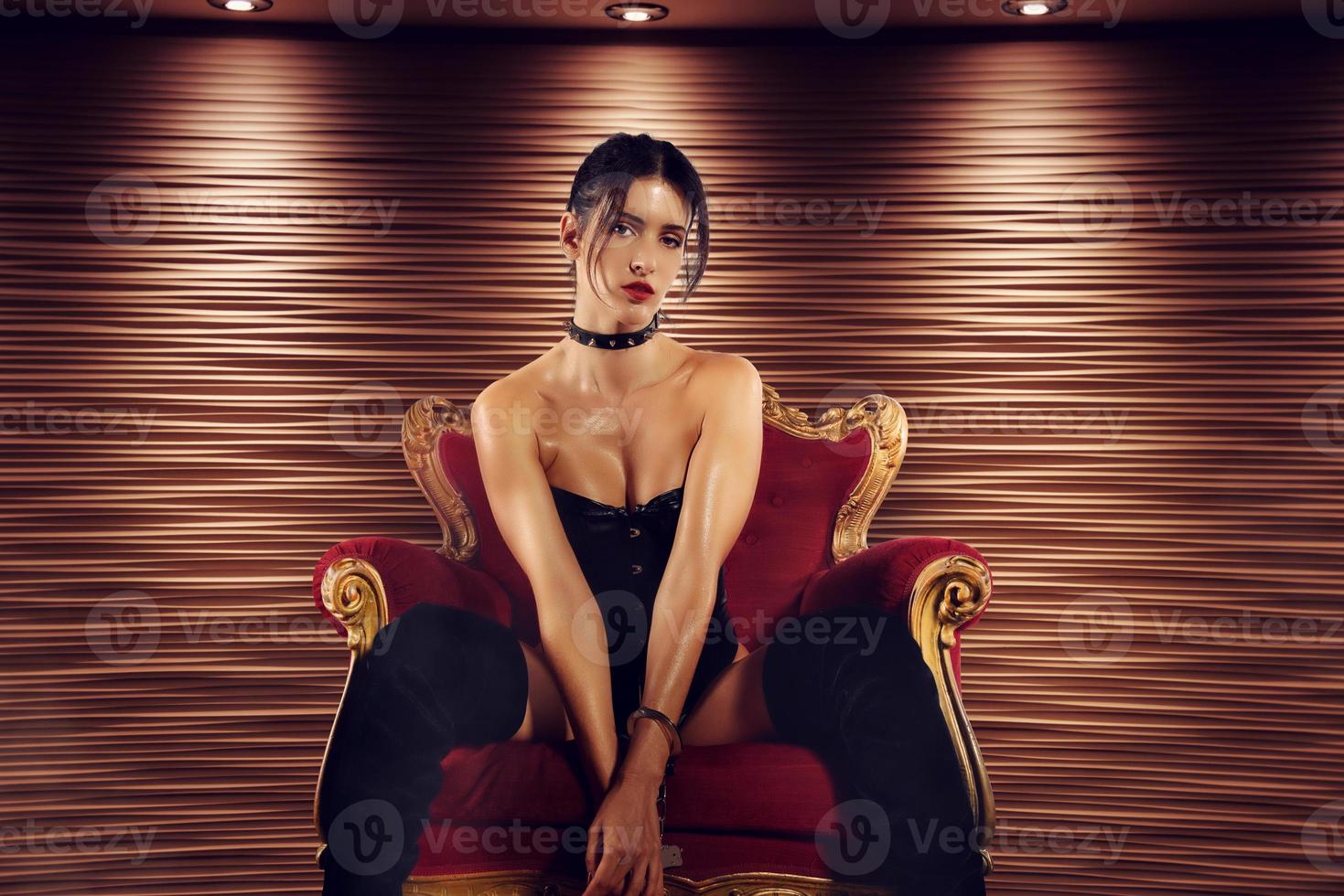 sexy mujer en lencería y bdsm estilo en antiguo Sillón foto