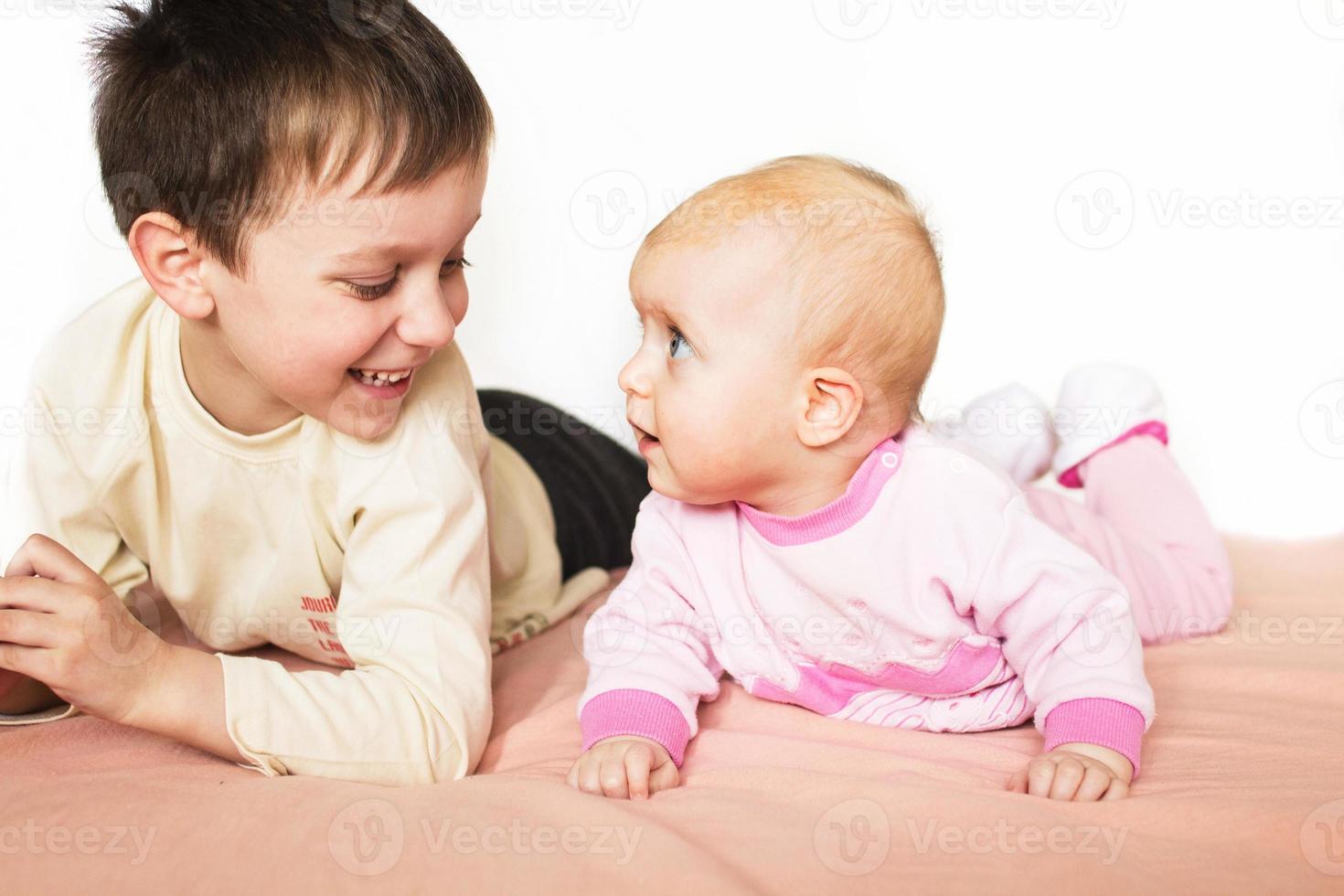 oferta retrato de hermano y hermana. linda foto de niños. retrato de contento hermano y hermana