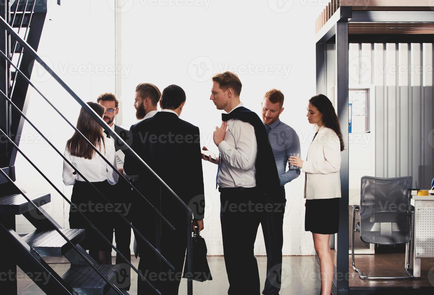 empresarios ese trabajo juntos en oficina. concepto de trabajo en equipo y camaradería. doble exposición foto