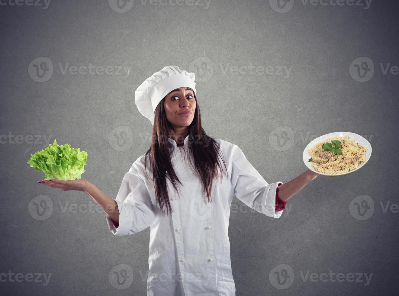 cocinero indeciso Entre Fresco ensalada o pasta plato foto