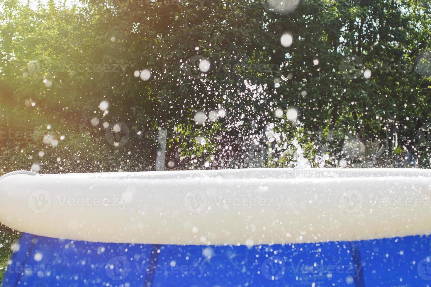 chapoteo de agua en el nadando piscina desde niño saltar. agua chapoteo antecedentes. foto