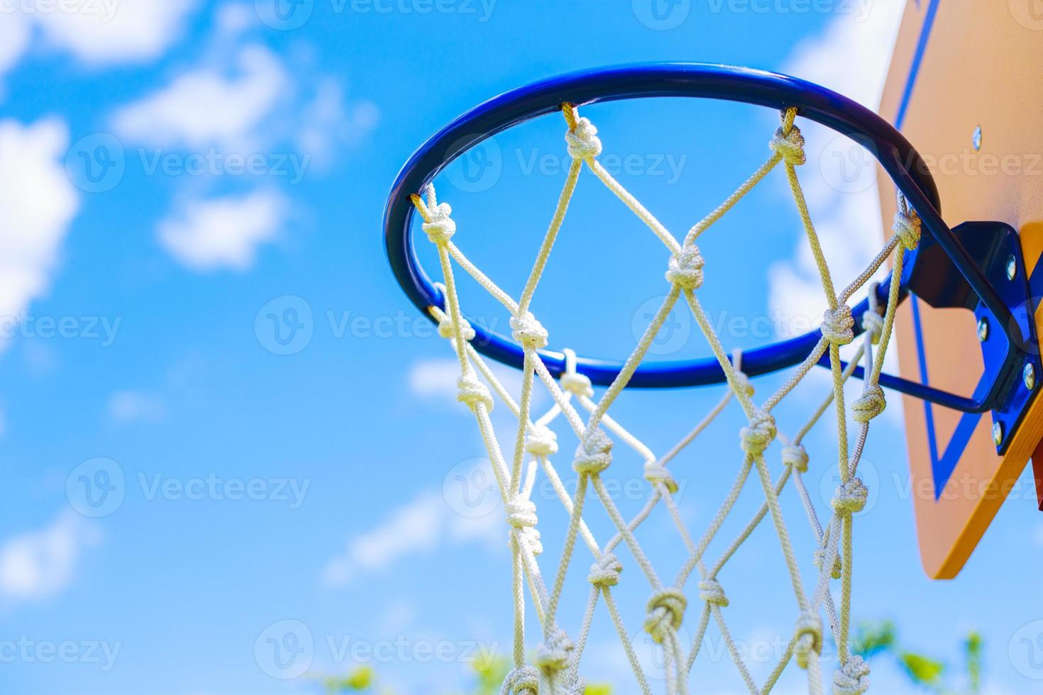 anillo de baloncesto sobre fondo de cielo azul foto