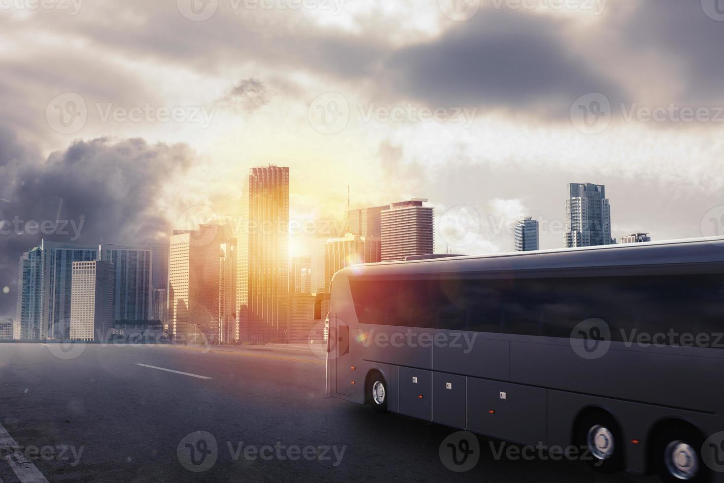 negro autobús Moviente en el la carretera en un paisaje urbano a puesta de sol foto