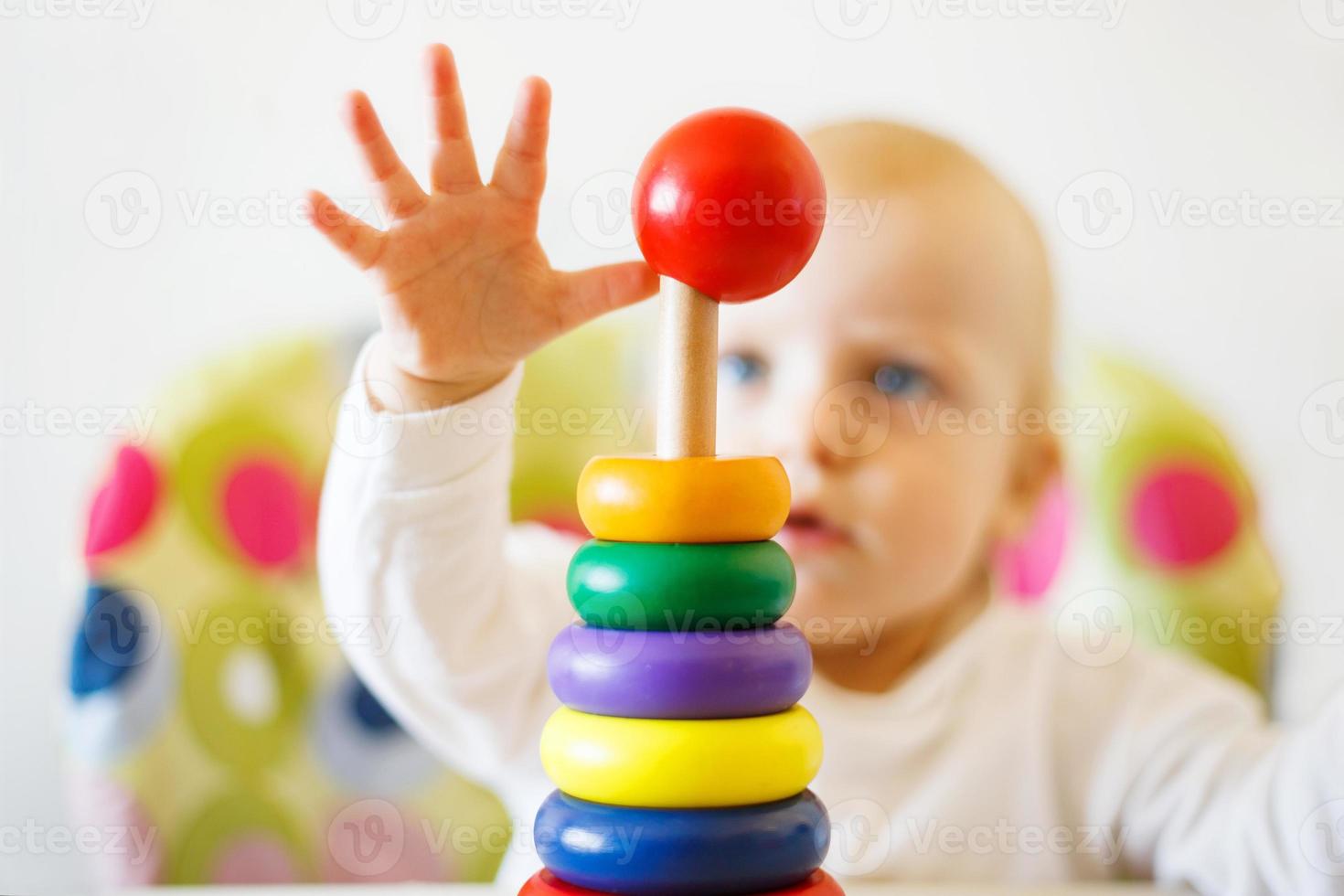 el niño obras de teatro el pirámide. niño jugando con de madera juguetes foto