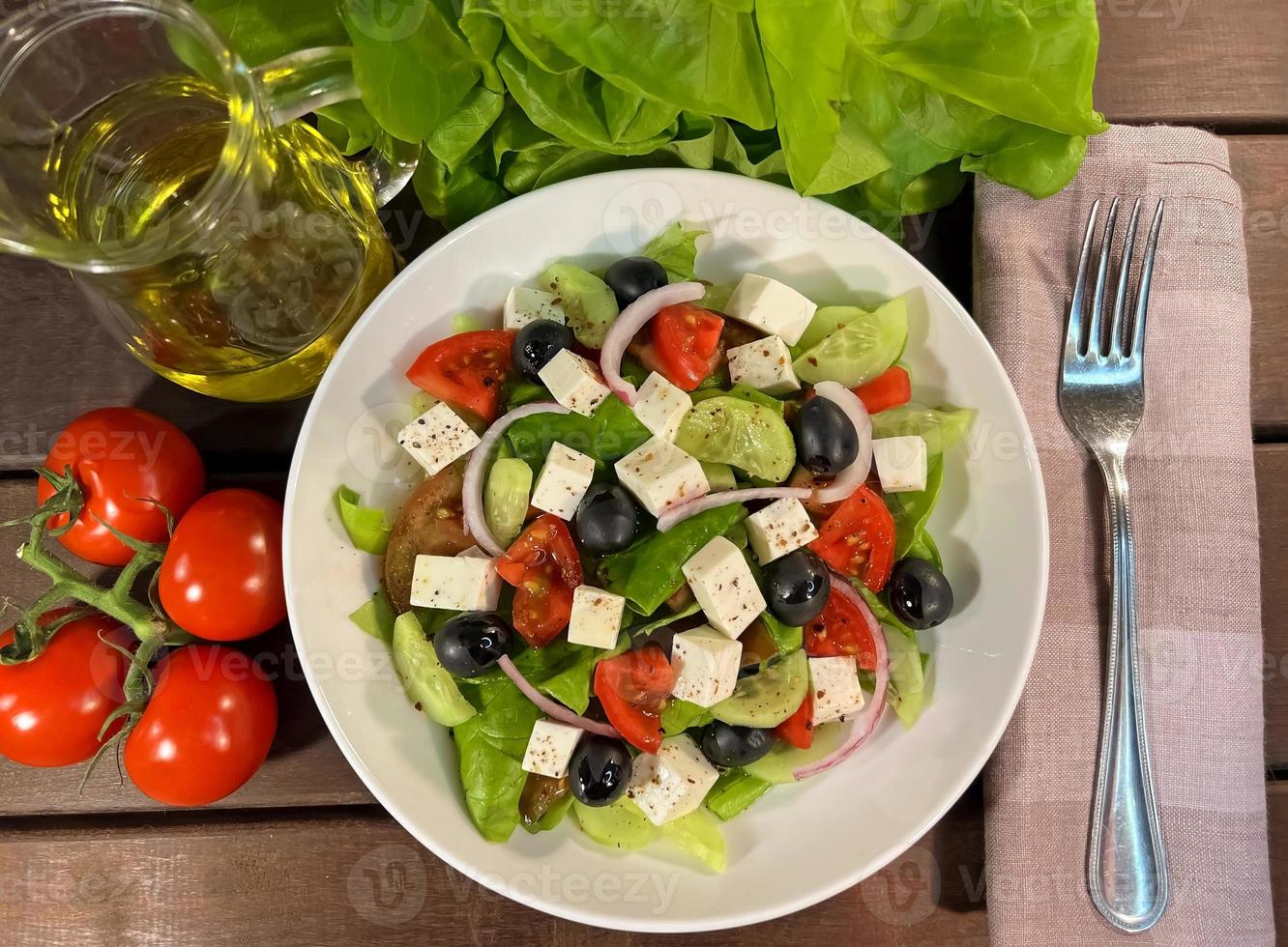 griego ensalada con Fresco vegetales de cerca foto