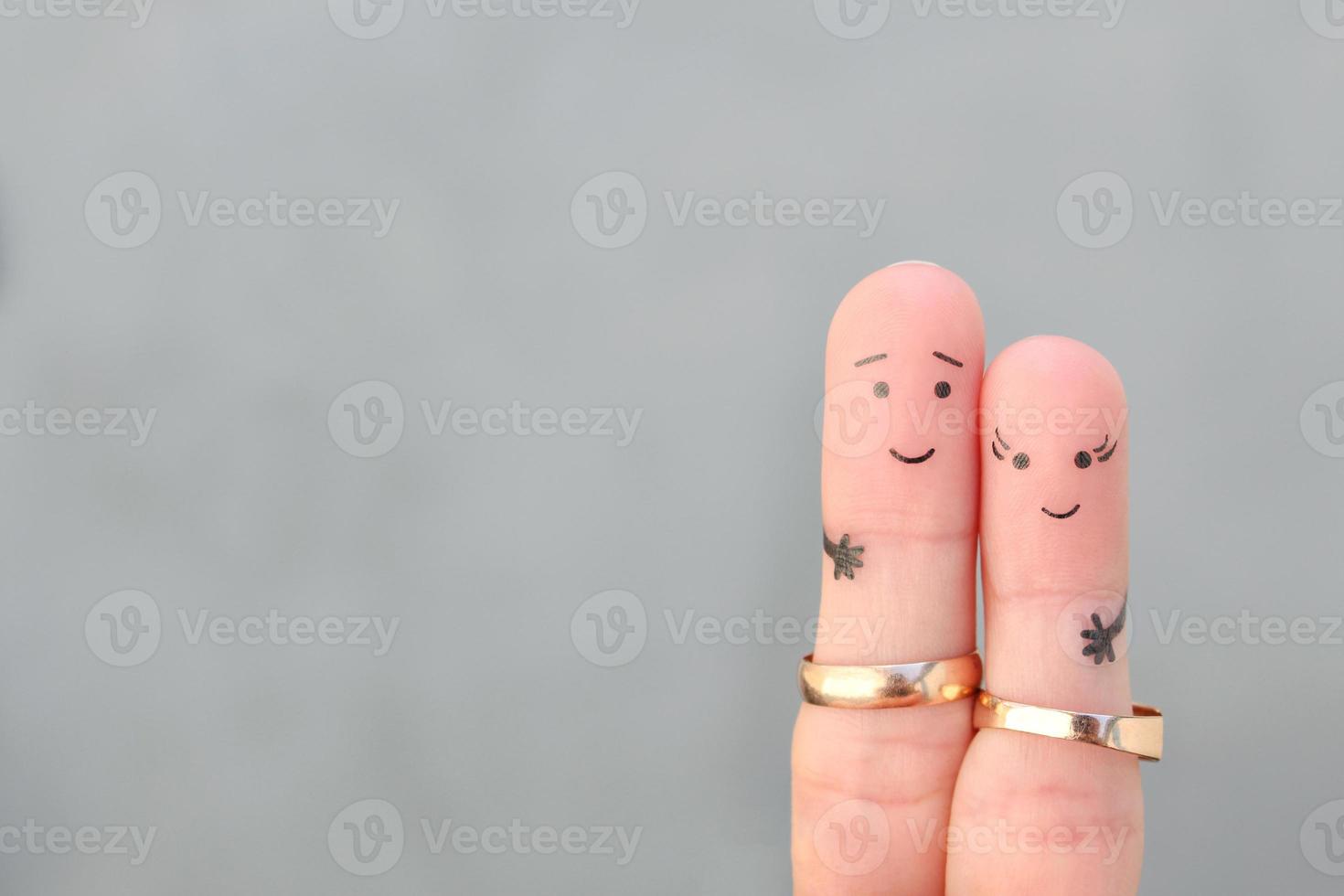 dedos Arte de contento Pareja. concepto de un marido y esposa vistiendo Boda anillos foto
