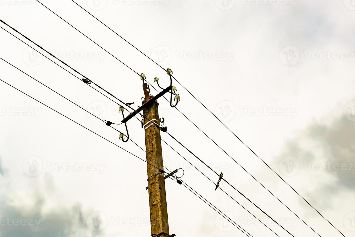 Poste eléctrico de potencia con cable de línea sobre fondo de color cerrar foto