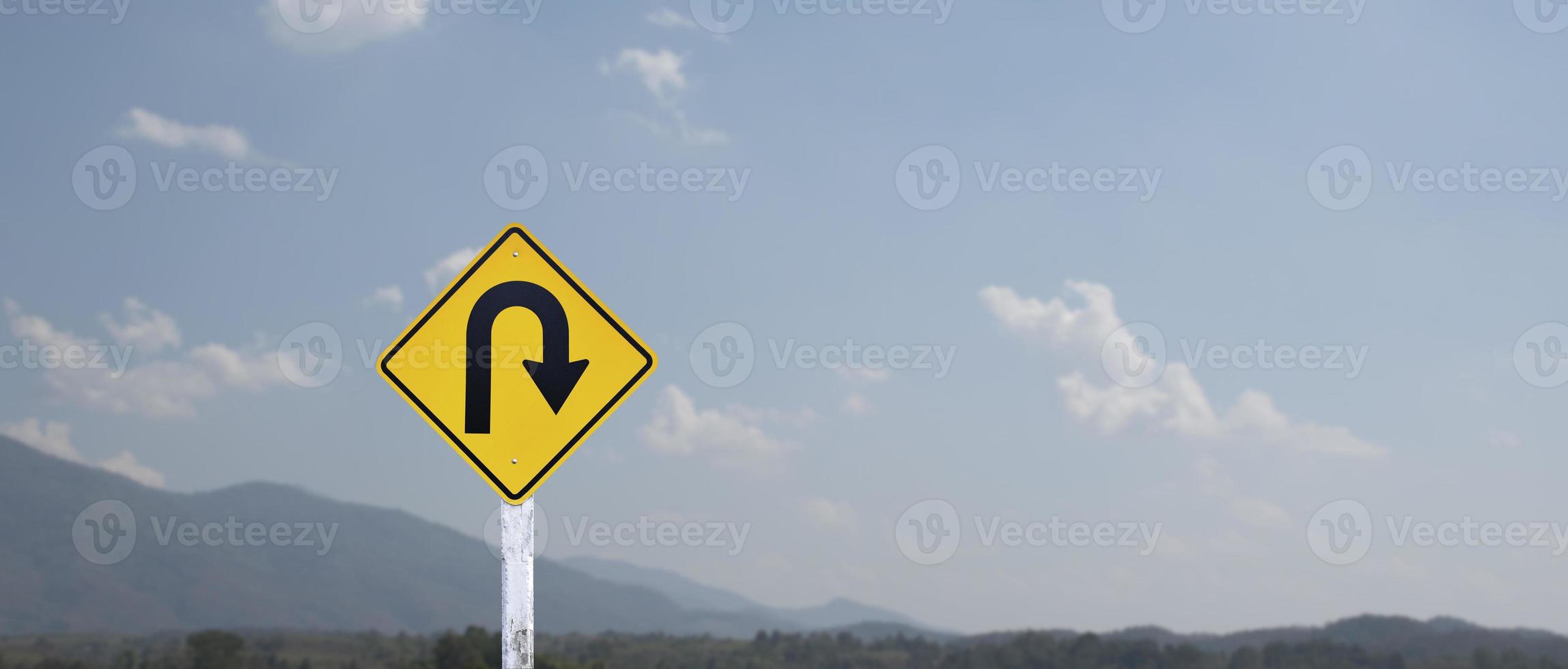 señal de tráfico, señal de giro a la derecha en el poste de cemento al lado de la carretera rural con fondo de cielo azul nublado blanco, espacio de copia. foto