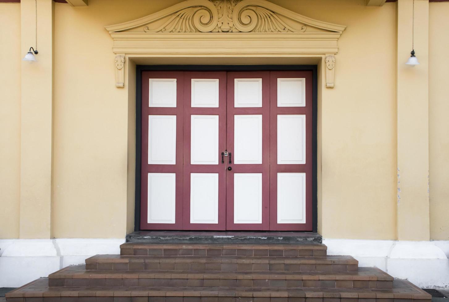 el vaso ventana de el casa en Clásico estilo mezclado con moderno estilo, suave y selectivo enfocar. foto