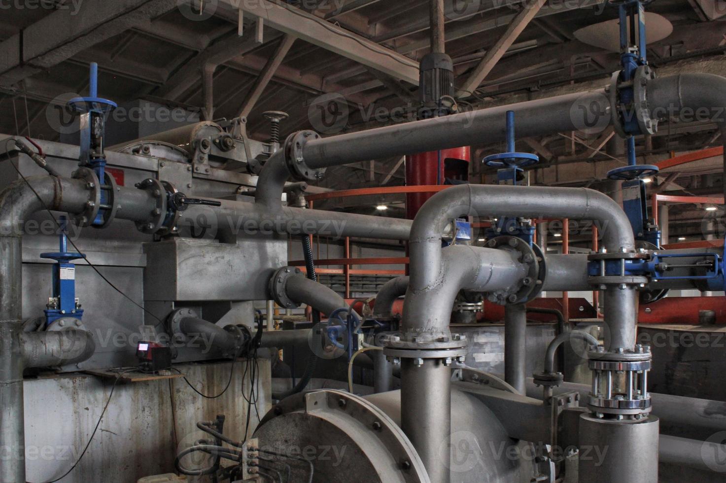 tubos de acero, tubos, turbinas de vapor, válvulas, maquinaria, cables de fábrica moderna. sala de calderas de gas de la planta de energía de la zona industrial. estación de ingeniería de bombas. sistema de equipamiento técnico. concepto de energía foto