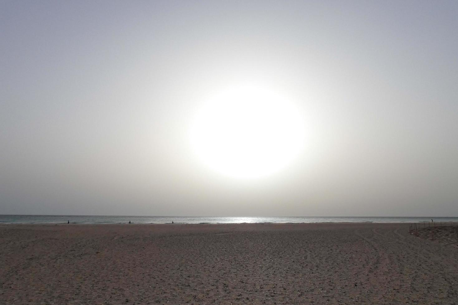 puesta de sol sobre el mar, puesta de sol en otoño en la playa de zahara de los atunes, cádiz, andalucia, españa foto