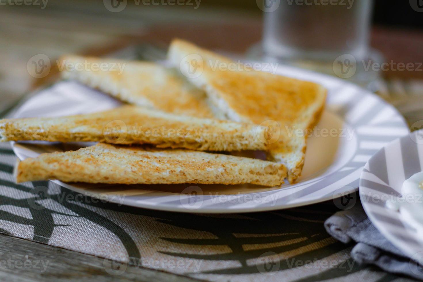 desayuno, frito huevos, frito embutido, vegetal ensalada y brindis en un marrón de madera mesa con café. foto