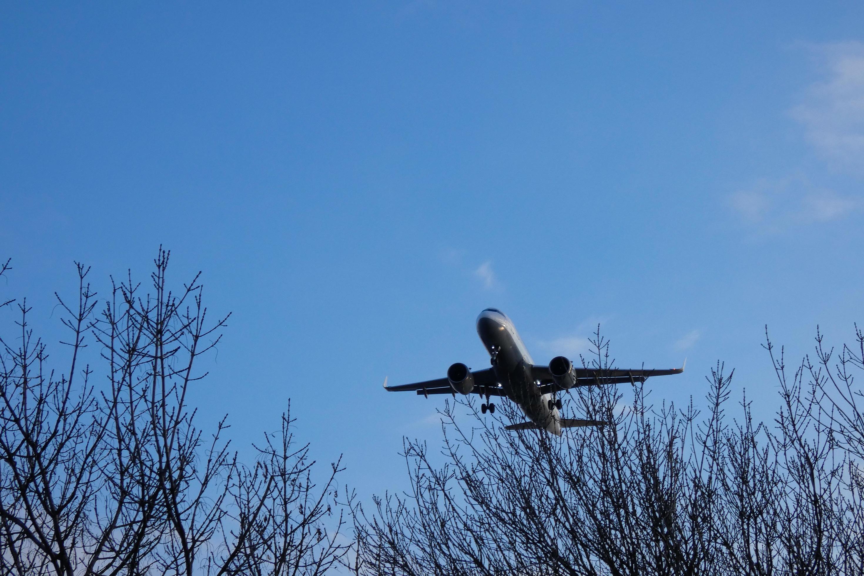 Commercial aircraft overflying the sky and arriving at airport 20755189 ...