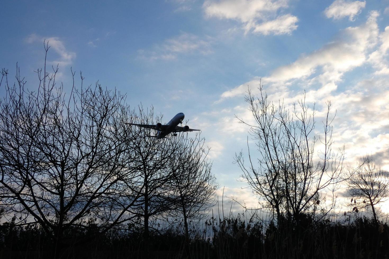 comercial aeronave sobrevolando el cielo y llegando a aeropuerto foto