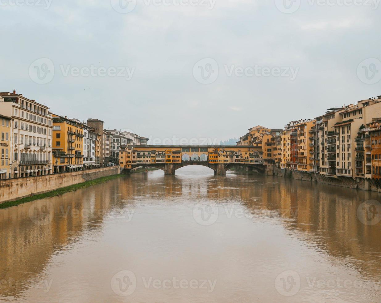 frente simétrico ver antiguo pueblo medieval puente terminado melancólico aguas y vistoso edificios foto