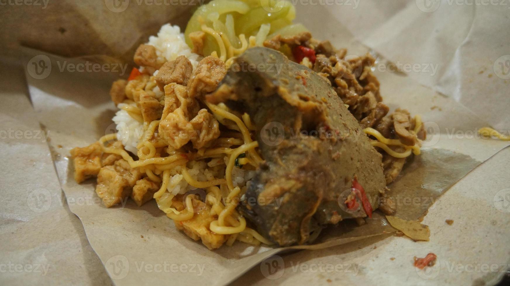 nasi kucing especial, gato arroz especial con opor hati sapi en un papel envolver foto