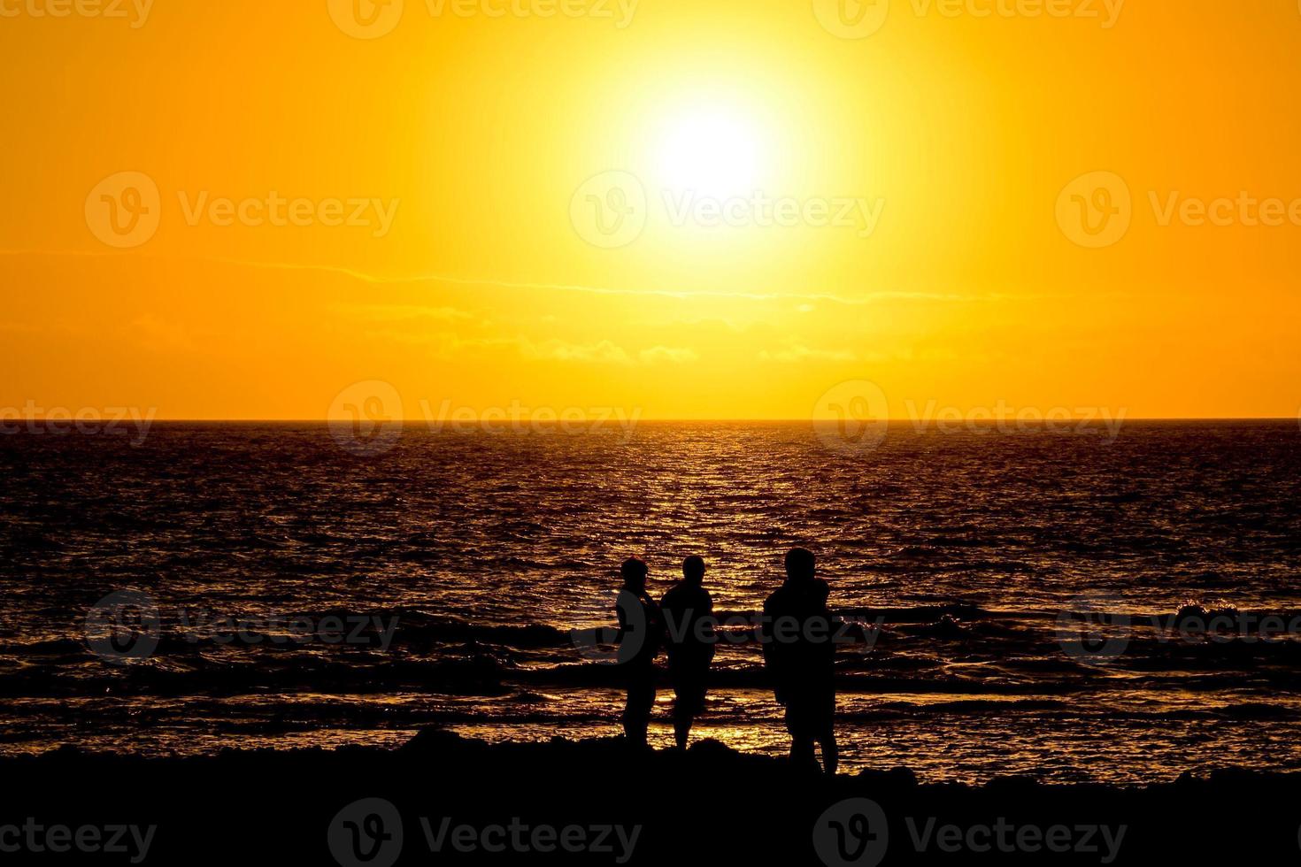 personas terminado el puesta de sol foto