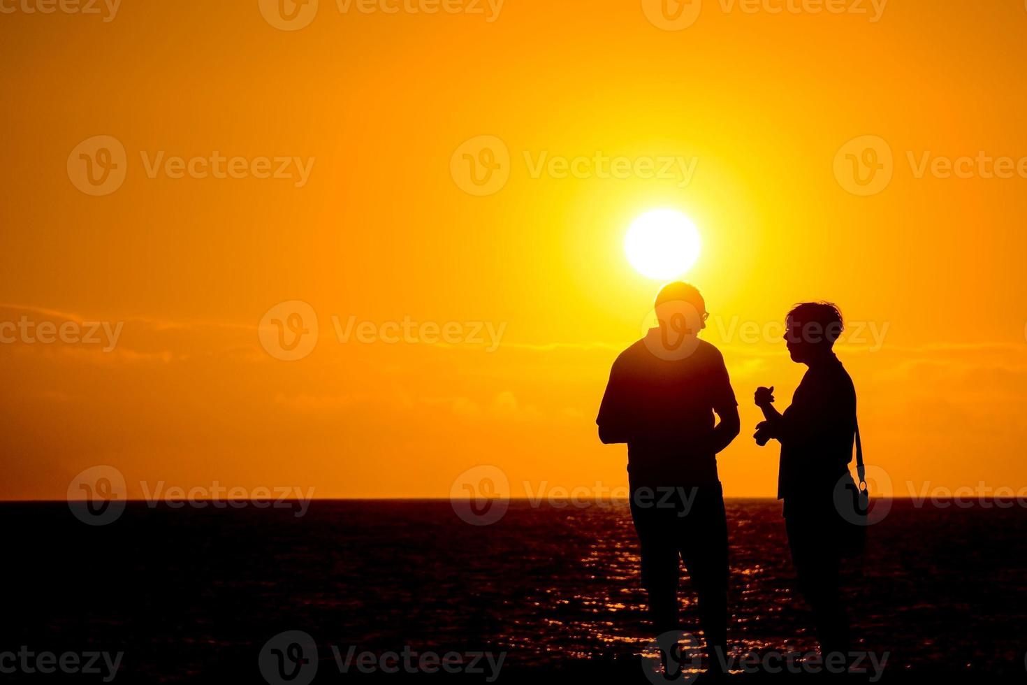 personas a puesta de sol foto