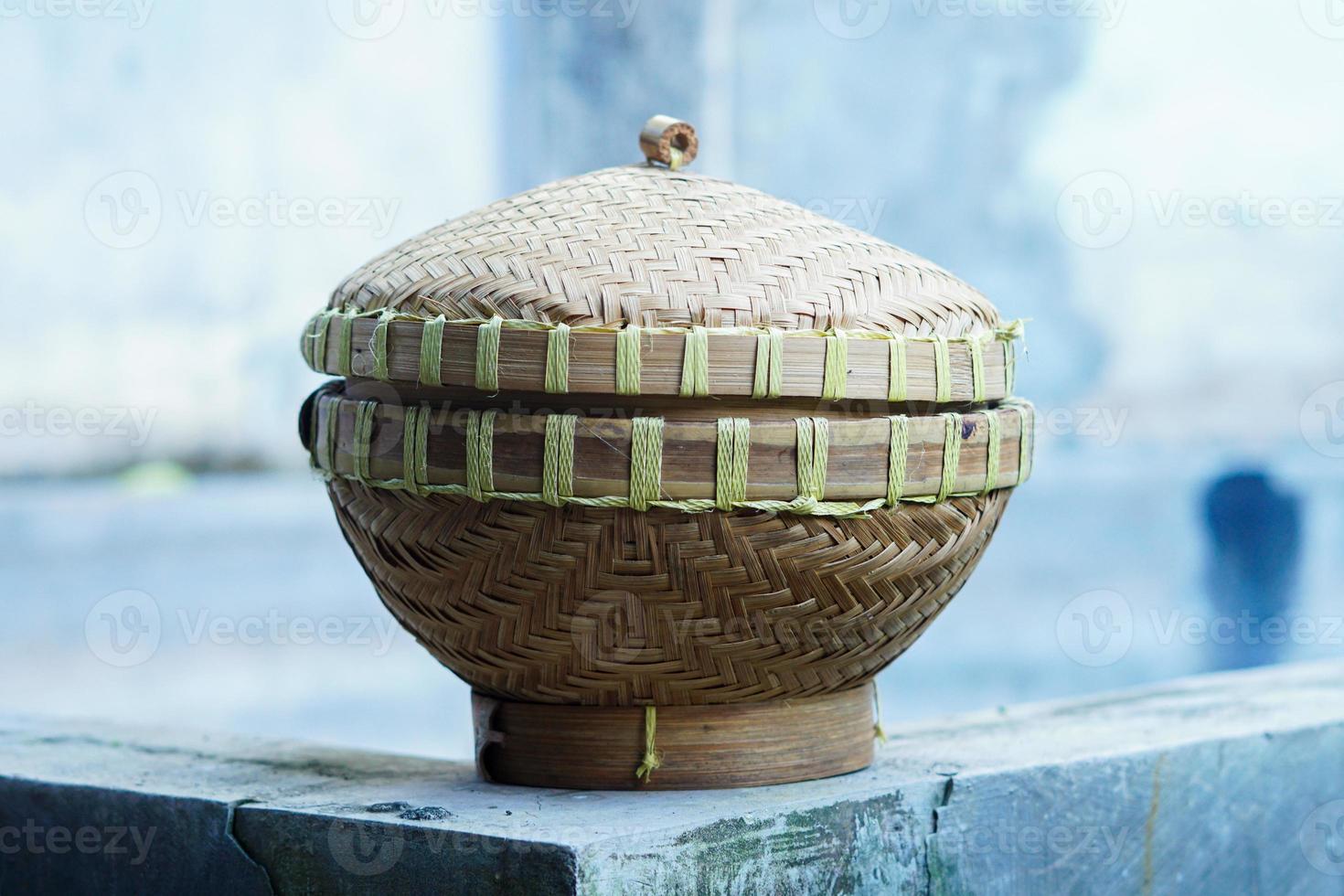 el arroz cuenco es hecho de bambú, hecho en el tradicional forma. por lo general hecho a Tienda arroz típico de indonesio javanés foto