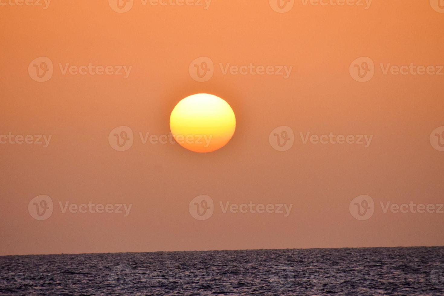 puesta de sol sobre el mar foto