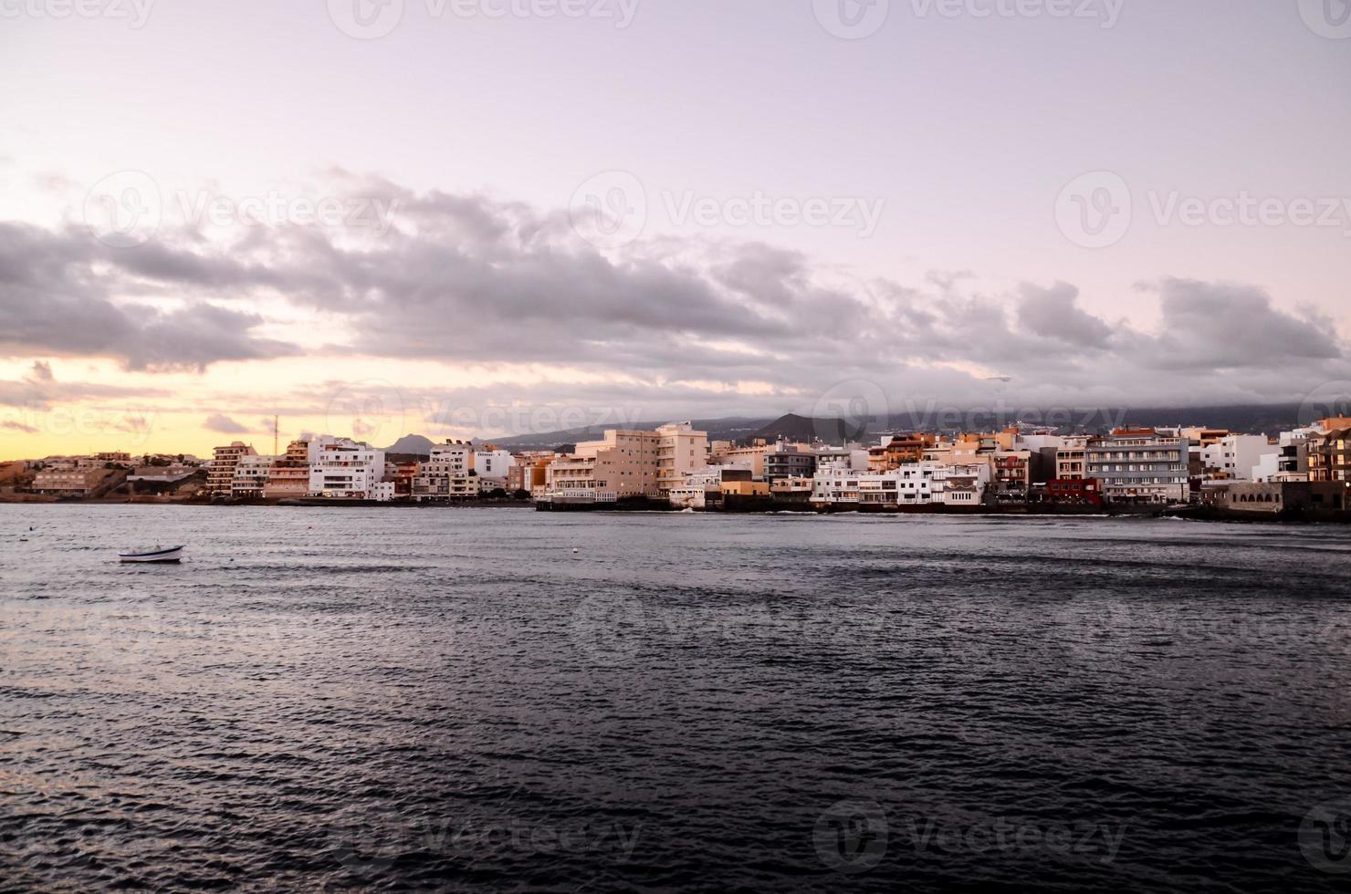 ciudad en la costa foto