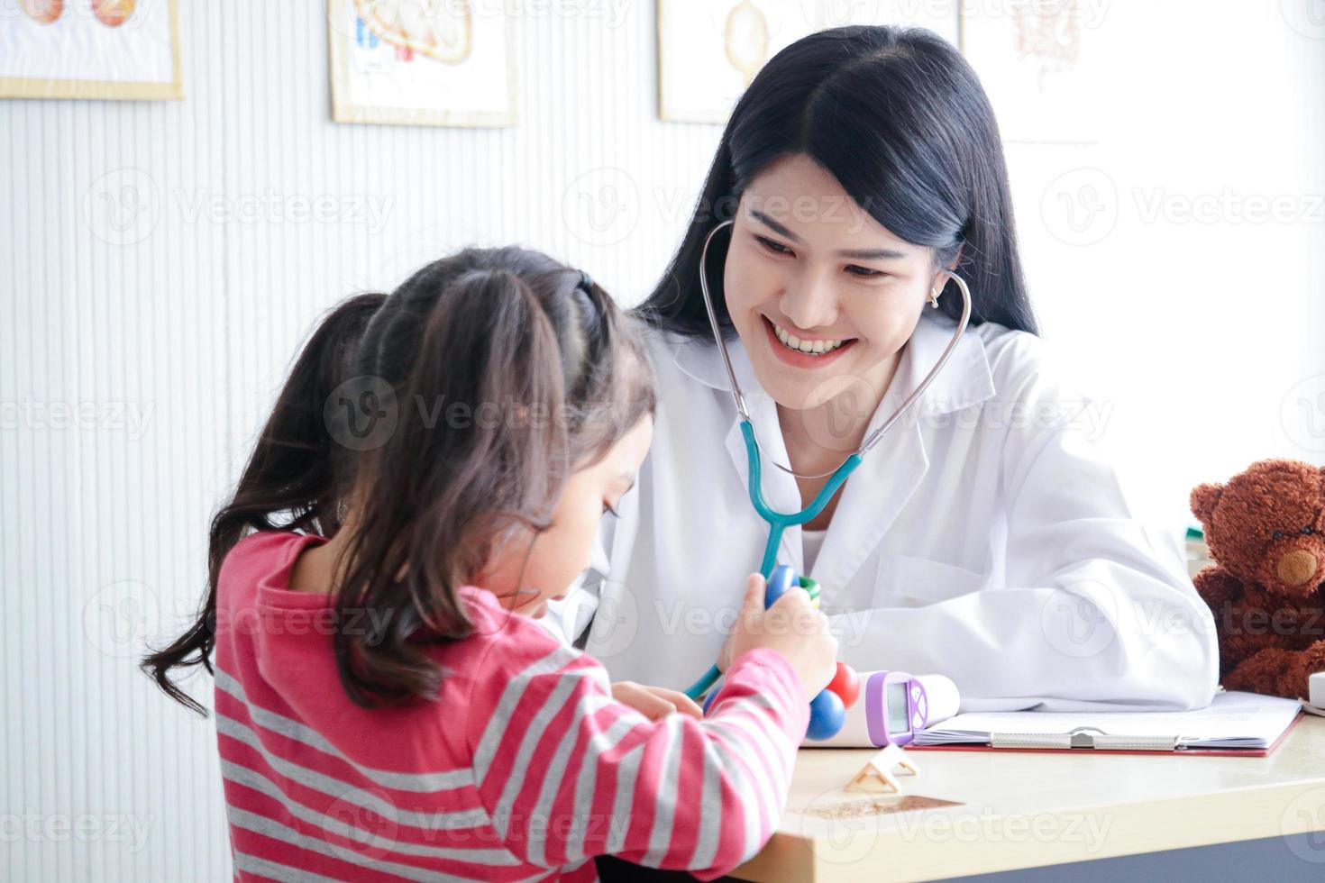 el médico usos un estetoscopio a cheque el ritmo, Velocidad y consistencia de el latido del corazón. escucha a el sonido de el corazón diciendo allí es un anormal sonido o no. de un pequeño niña foto