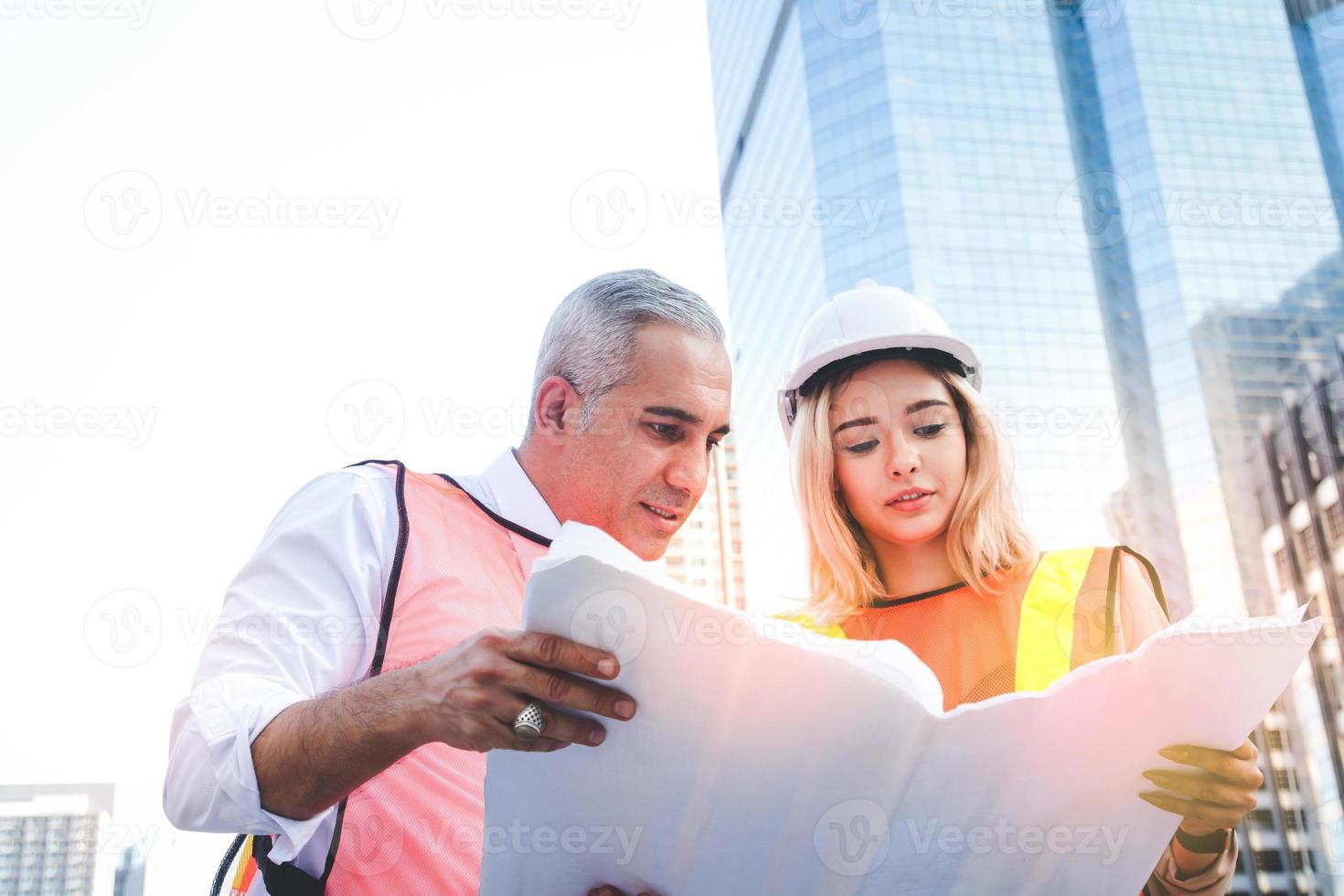 civil ingenieros y joven arquitectos, multiétnico edificio diseñadores trabajando juntos en un Plano, encuesta planificación equipo reunión. urbano desarrollo conceptos, modernización de público utilidad sistemas foto