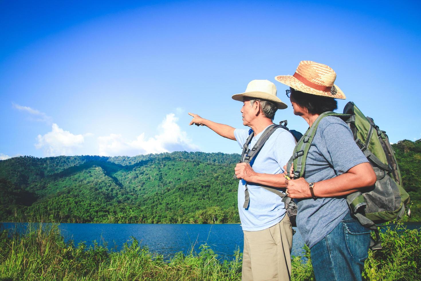 pareja asiática mayor haciendo senderismo, viajando, viviendo una vida feliz en la jubilación saludable, puede ver la naturaleza fresca. el concepto de turismo de salud para las personas mayores. con espacio de copia. foto