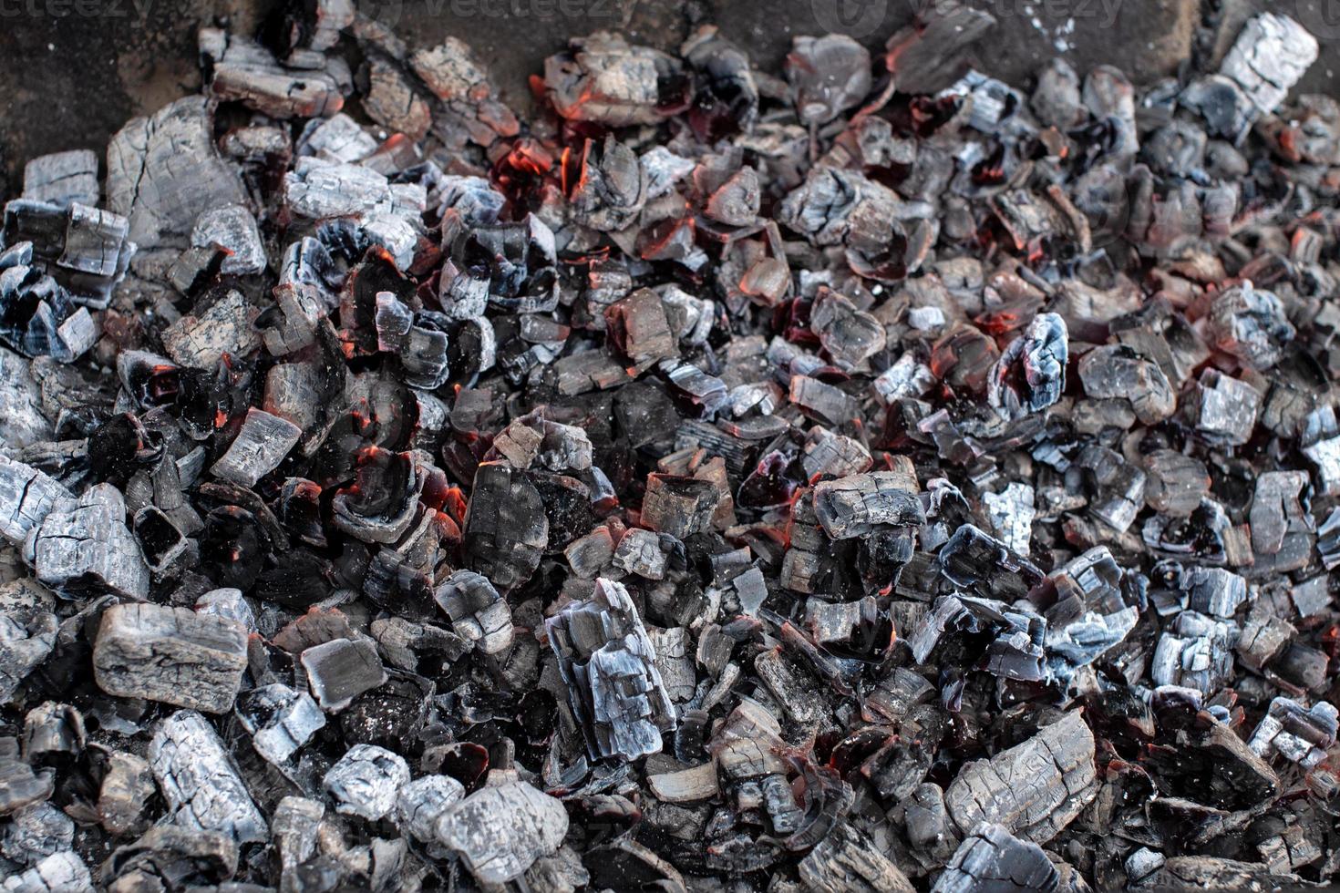 astillas un fuego en el brasero, ardiente carbones foto