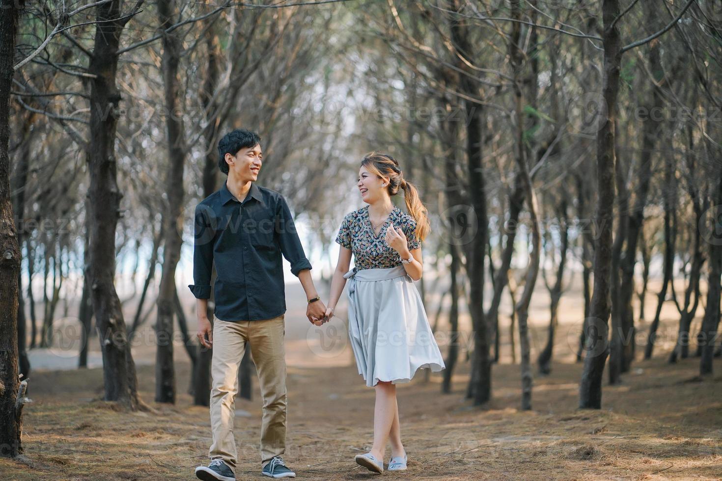 sonriente Pareja participación manos entre seco ramas foto