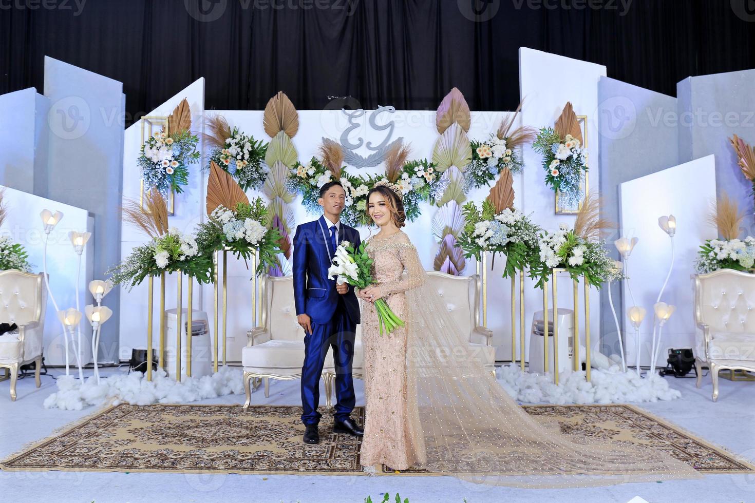 Pareja matrimonio con Boda fondo flor y Boda decoración foto