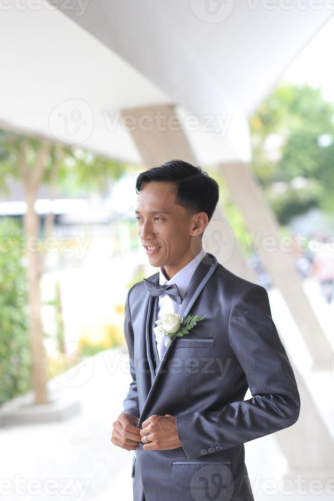 novio vistiendo un traje y mariposa Corbata foto