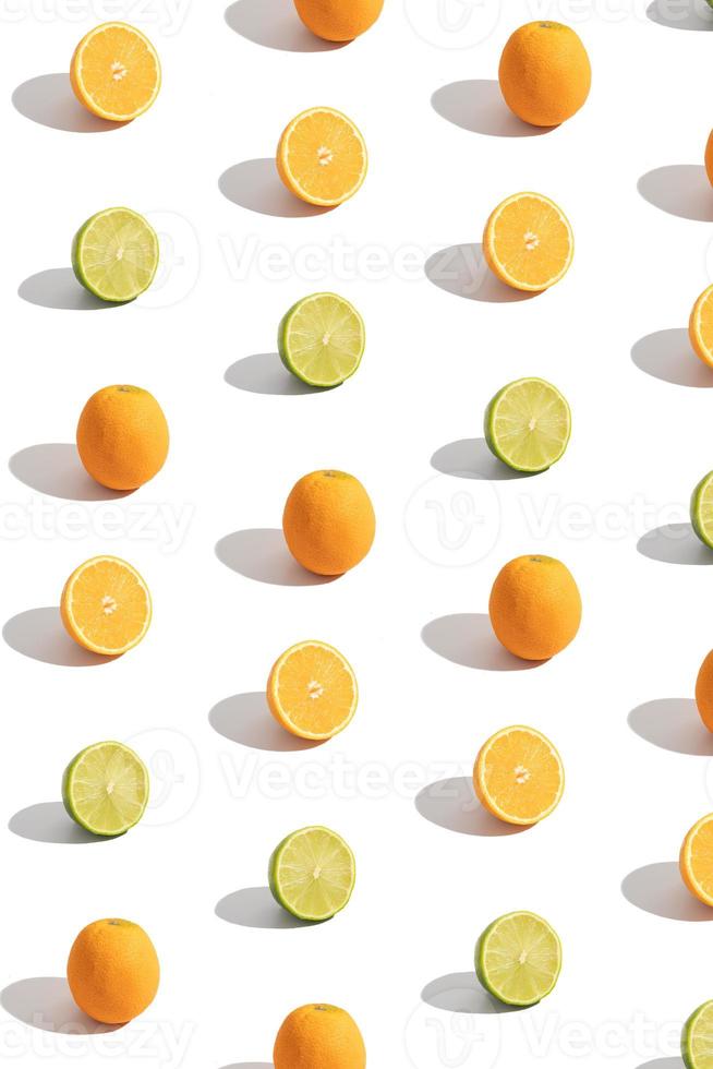 sin fisuras con naranja en rodajas de cítricos y limón aislado en blanco. fondo abstracto vertical de verano foto