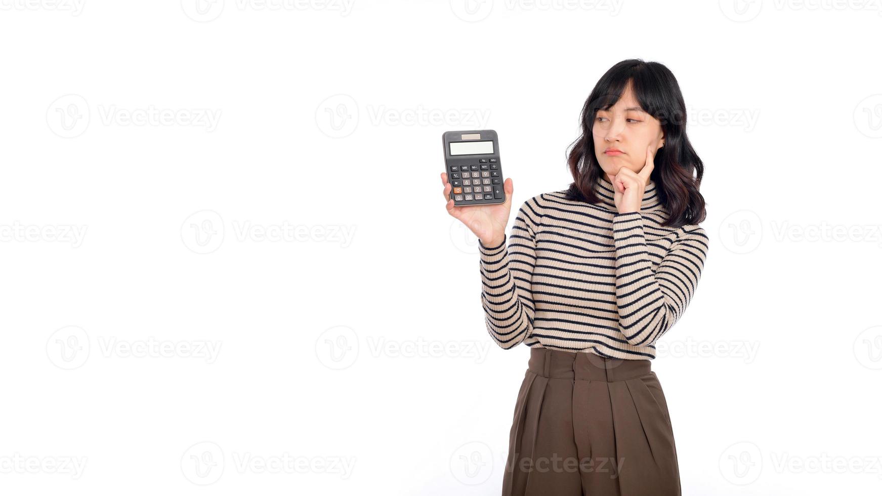 joven asiático mujer casual uniforme participación calculadora terminado blanco antecedentes. negocio y financiero concepto foto