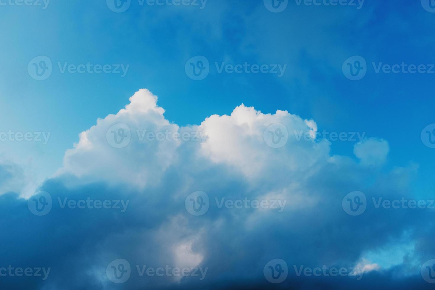 azul cielo con nubes cúmulo nubes, noche cielo foto