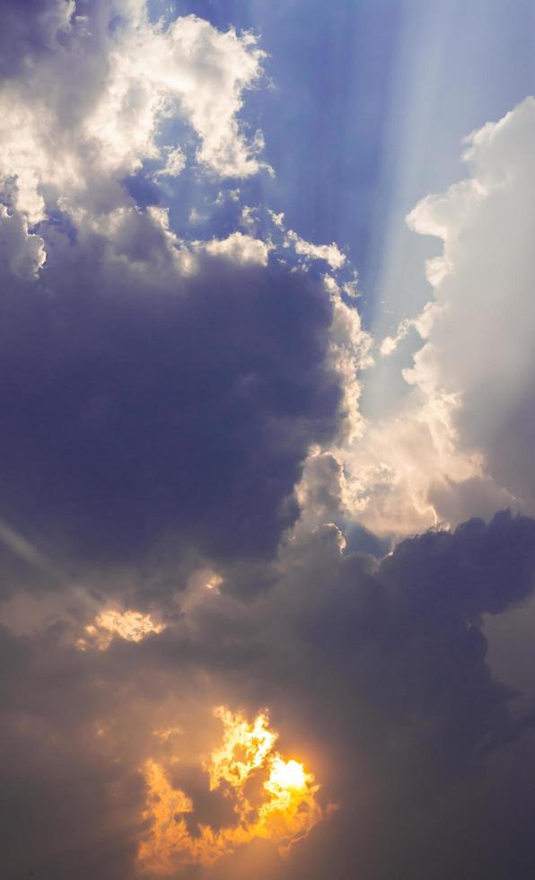 cielo y nubes blancas foto